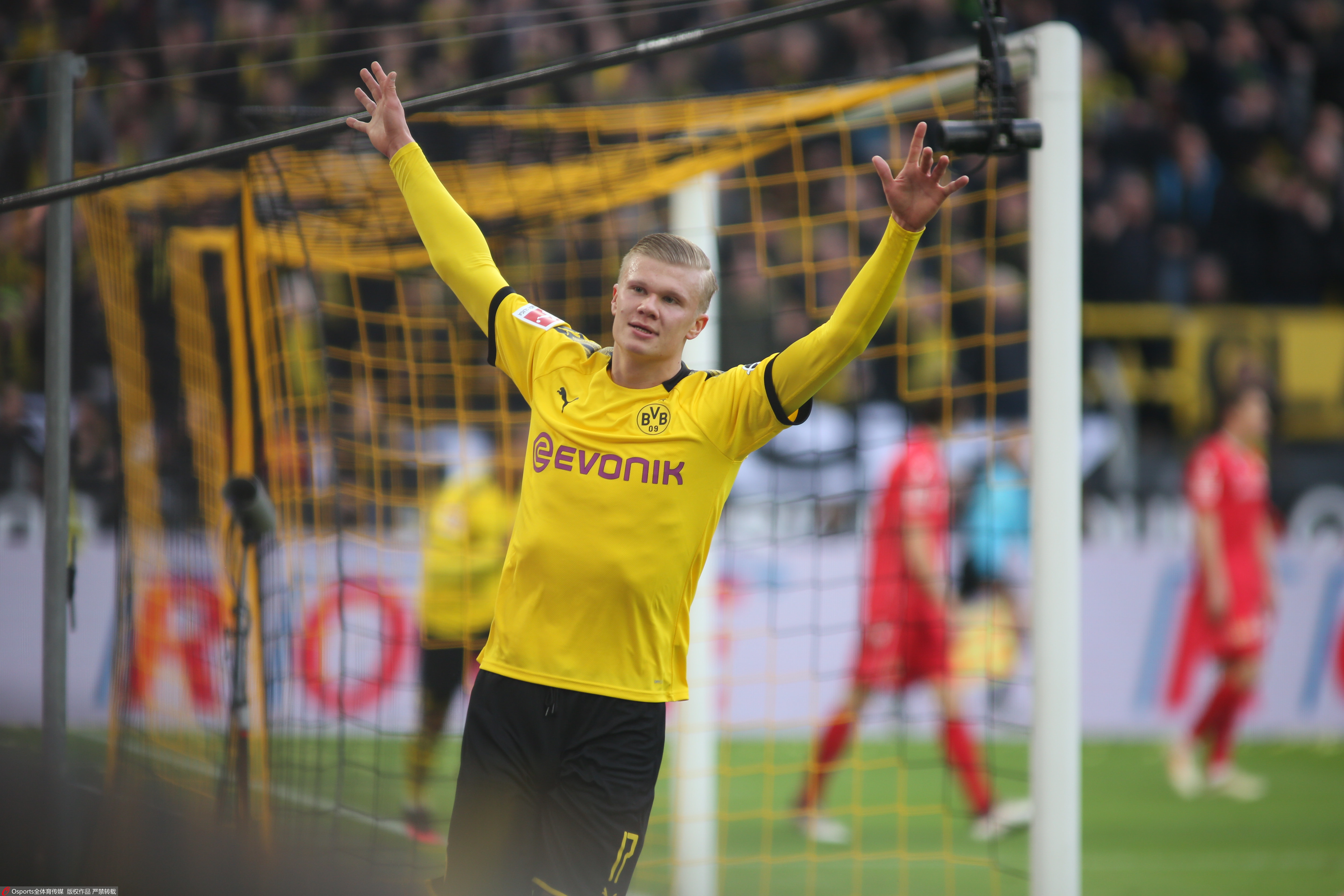 法兰克福球迷诺坎普燃放焰火投掷玻璃杯