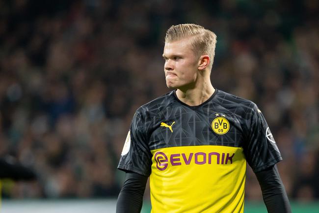 他刚在踢上港的比赛爆发，就被老东家解约离队，球迷建议来中超