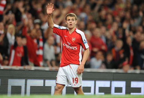 球员受伤倒地，全队围上去