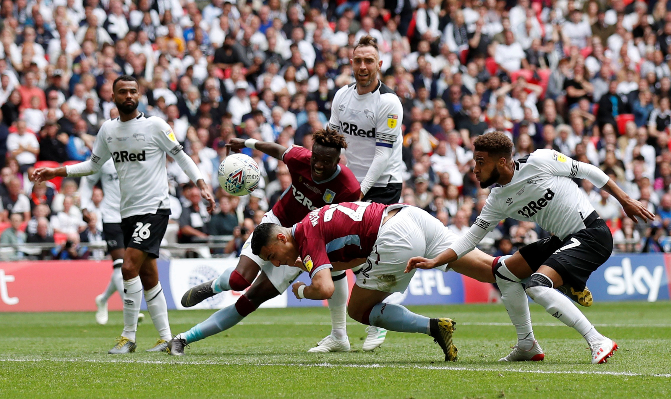 米体：法国电视台取消转播年轻人vs里尔，因前者胸前广告违规